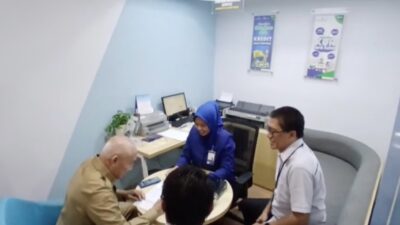 Gubernur H.Muhidin Jadi Nasabah Pertama Bank Devisa Bank Kalsel