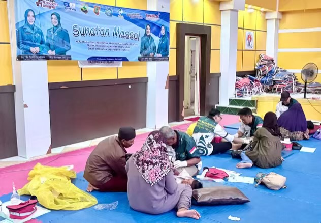 50 Anak Tersenyum Bahagia, Sunatan Massal Gratis Warnai Hari Jadi Kotabaru ke-76