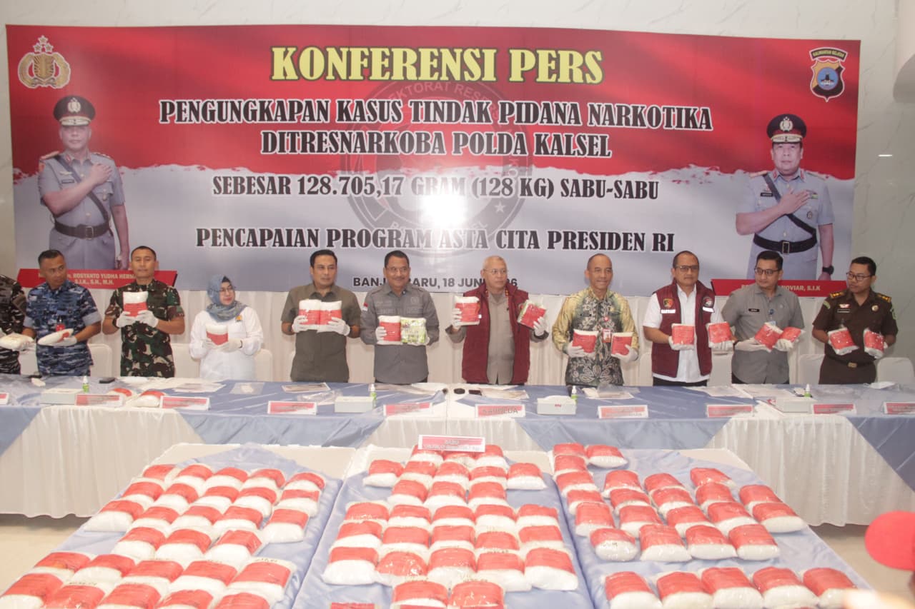 Polda Kalsel Sita 128 Kg Sabu Senilai Rp.231 Miliar, Lima Tersangka Jaringan Internasional Ditangkap Polda Kalsel Sita 128 Kg Sabu Senilai Rp.231 Miliar, Lima Tersangka Jaringan Internasional Ditangkap