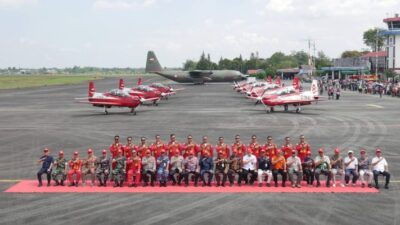 Ribuan Pasang Mata Tertuju ke Langit Banjarbaru, Atraksi Jupiter Aerobatic Team Curi Perhatian