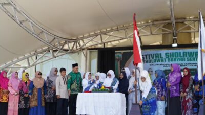 Lantunan Sholawat Menggema di Panggung Apung, BKMT Kotabaru Rayakan Milad ke-45 Lantunan Sholawat Menggema di Panggung Apung, BKMT Kotabaru Rayakan Milad ke-45