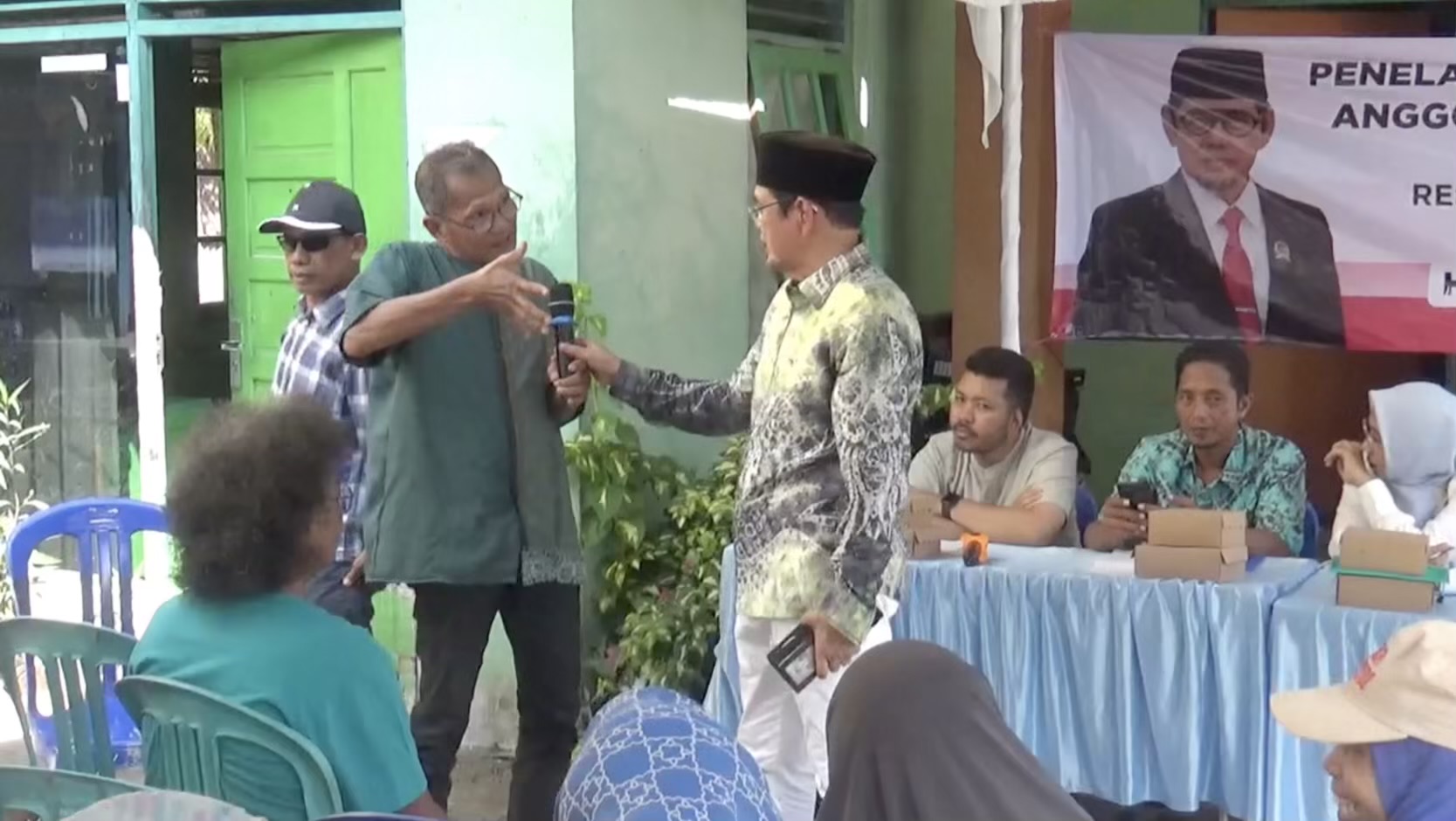 Jalan Masih Beralas Sabut Nyiur, Warga Curhat Wayah Reses DPRD Jalan Masih Beralas Sabut Nyiur, Warga Curhat Wayah Reses DPRD
