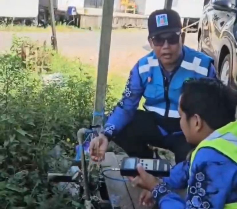 Kada Hakun Hanya Terima Laporan, Dirut PAM Turun Langsung Cek Aliran Banyu ke Rumah Warga