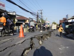 Jalan Utama Ambles, Tiga Warga Mengungsi wan Arus Lalu Lintas Dialihkan