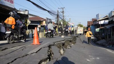 Jalan Utama Ambles, Tiga Warga Mengungsi wan Arus Lalu Lintas Dialihkan
