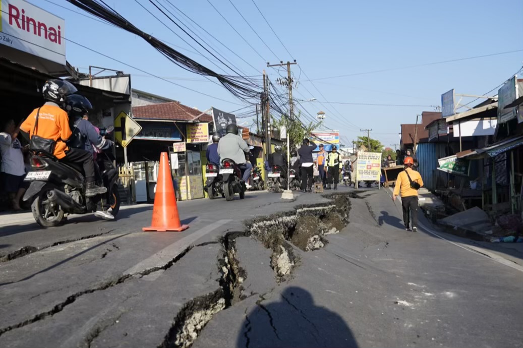 Jalan Utama Ambles, Tiga Warga Mengungsi wan Arus Lalu Lintas Dialihkan Jalan Utama Ambles, Tiga Warga Mengungsi wan Arus Lalu Lintas Dialihkan