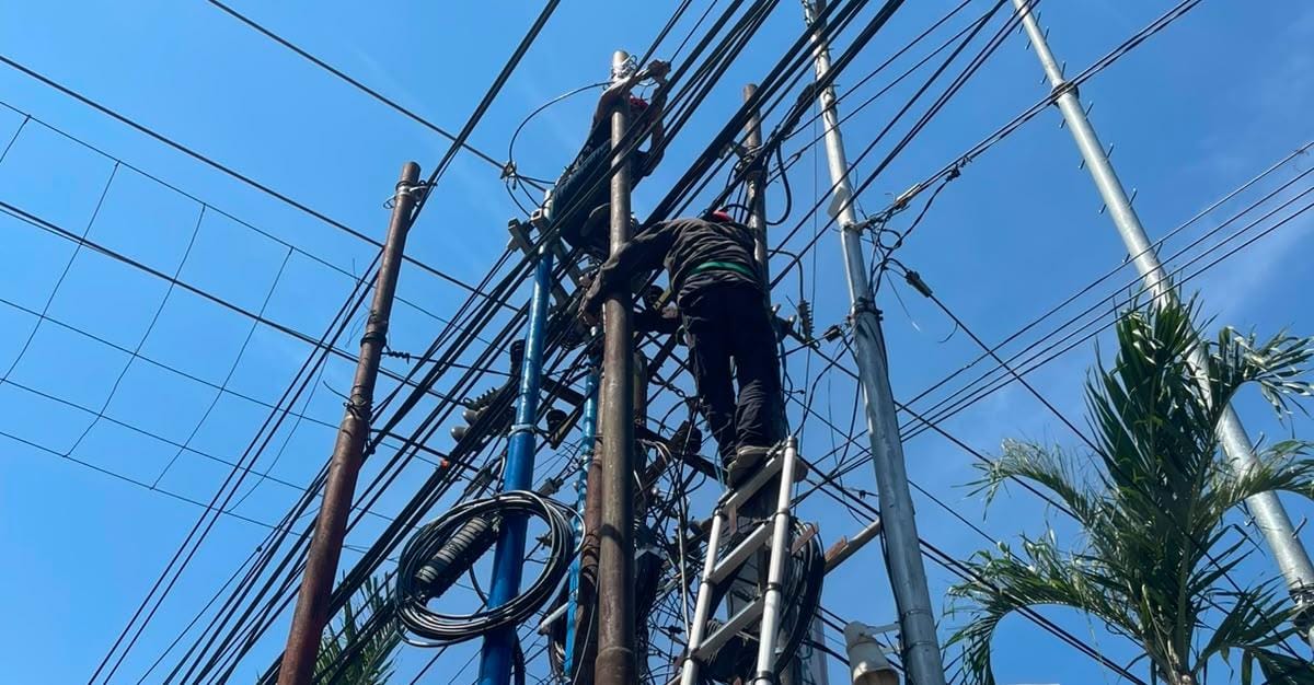 Kabel Semrawut Mulai Ditertibkan, Banjarmasin Uji Coba Tihang Bersama Kabel Semrawut Mulai Ditertibkan, Banjarmasin Uji Coba Tihang Bersama