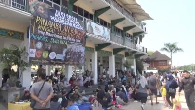 Ratusan Warga Rela Antri, Tatamba Banjar Gratis Diserbu di Siring Menara Pandang
