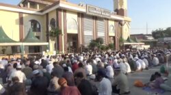 Ratusan Jamaah Masjid Hasanuddin Madjedie Bersimpuh Memohon Hujan Ratusan Jamaah Masjid Hasanuddin Madjedie Bersimpuh Memohon Hujan