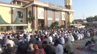 Ratusan Jamaah Masjid Hasanuddin Madjedie Bersimpuh Memohon Hujan