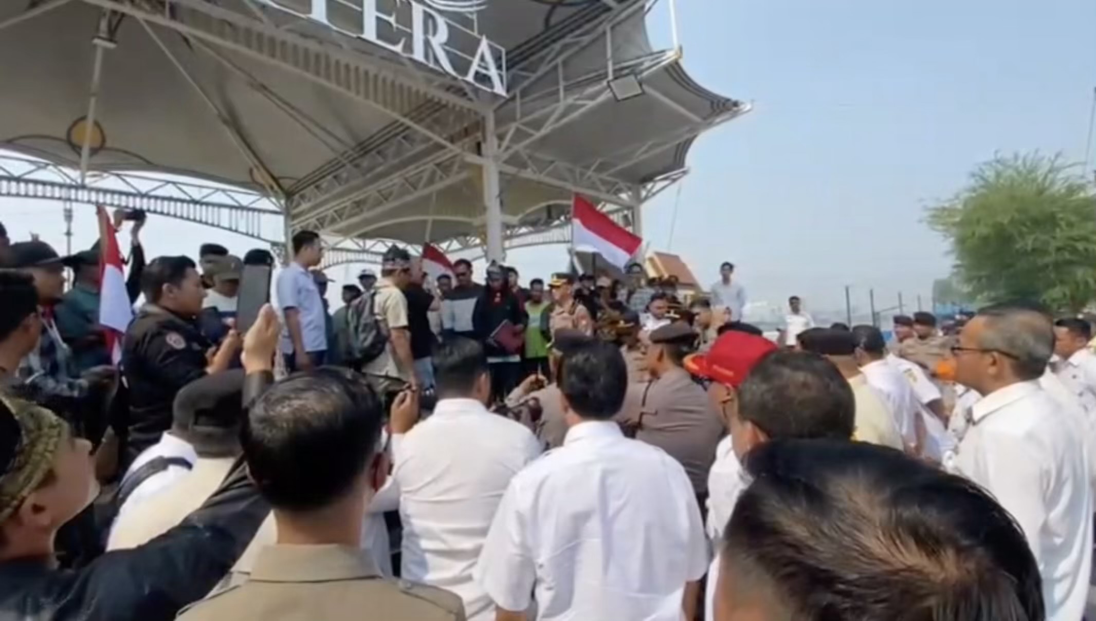 “Siapa nang berwenang mengelola Makam Sultan Suriansyah?” “Siapa nang berwenang mengelola Makam Sultan Suriansyah?”