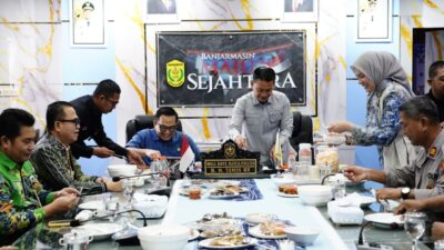 Pemko Banjarmasin Sambut Ketua Komisi II DPR RI lawan Kuliner Khas Banjar Pemko Banjarmasin Sambut Ketua Komisi II DPR RI lawan Kuliner Khas Banjar