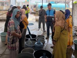 Dirut PTAM Bandarmasih Pantau Langsung Pendistribusian Banyu Tangki gasan Warga Kelayan