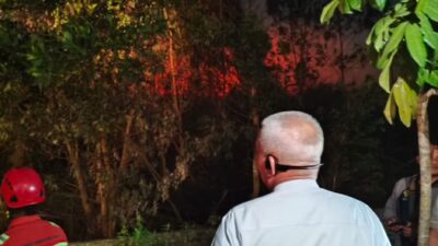 Sampai Malam Api Masih Muncul, Gubernur H.Muhidin Bertahan di Kawasan Bandara Sampai Malam Api Masih Muncul, Gubernur H.Muhidin Bertahan di Kawasan Bandara