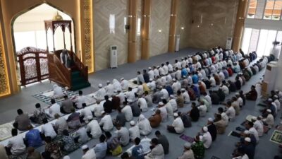 Sholat Jumat Perdana Langsung Penuh, Gubernur Ingin Masjid Masjid Syekh Muhammad Arsyad Al-Banjari Kada Pernah Sepi Sholat Jumat Perdana Langsung Penuh, Gubernur Ingin Masjid Masjid Syekh Muhammad Arsyad Al-Banjari Kada Pernah Sepi