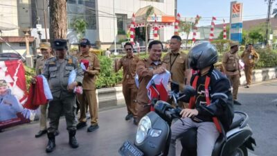 Bukan Cuma Imbauan, Pemko Banjarmasin Turun ke Jalan Bagikan Ribuan Bendera