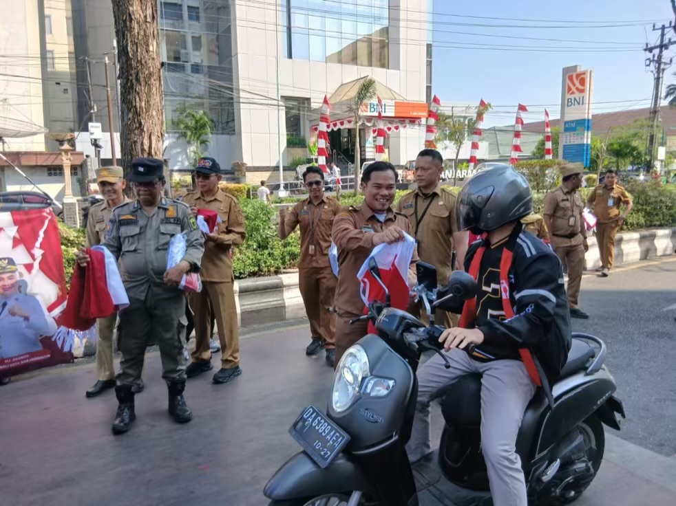 Bukan Cuma Imbauan, Pemko Banjarmasin Turun ke Jalan Bagikan Ribuan Bendera Bukan Cuma Imbauan, Pemko Banjarmasin Turun ke Jalan Bagikan Ribuan Bendera