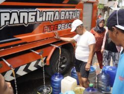 Sepekan Kesulitan Banyu, Warga Kuin Cerucuk Wayahini Dapat Bantuan Banyu Barasih