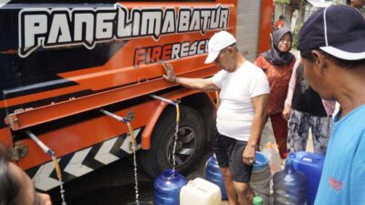 Sepekan Kesulitan Banyu, Warga Kuin Cerucuk Wayahini Dapat Bantuan Banyu Barasih