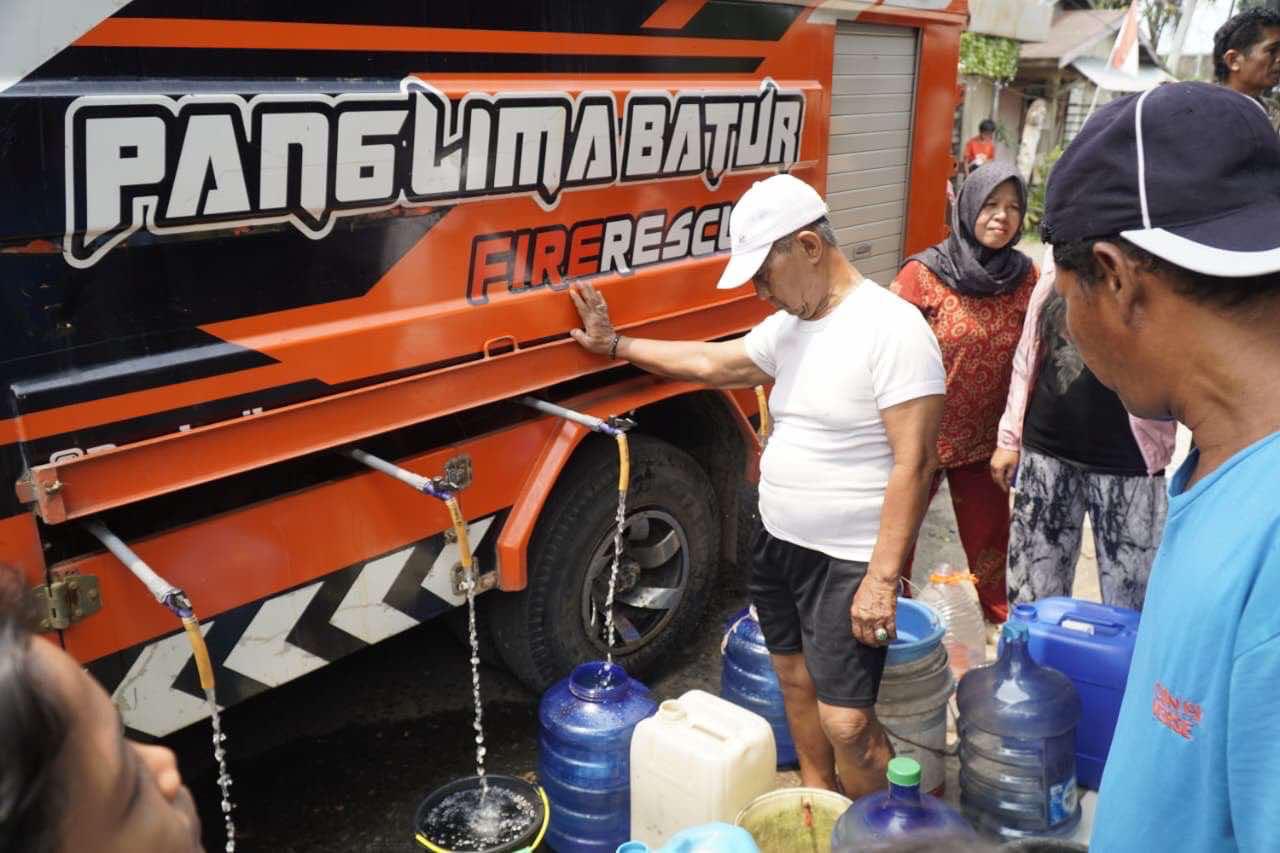 Sepekan Kesulitan Banyu, Warga Kuin Cerucuk Wayahini Dapat Bantuan Banyu Barasih