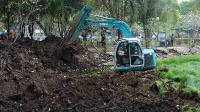 10 Tahun Kada Dikeruk, Kolam Taman Kamboja Wayahini Dibersihkan gasan Cegah Genangan