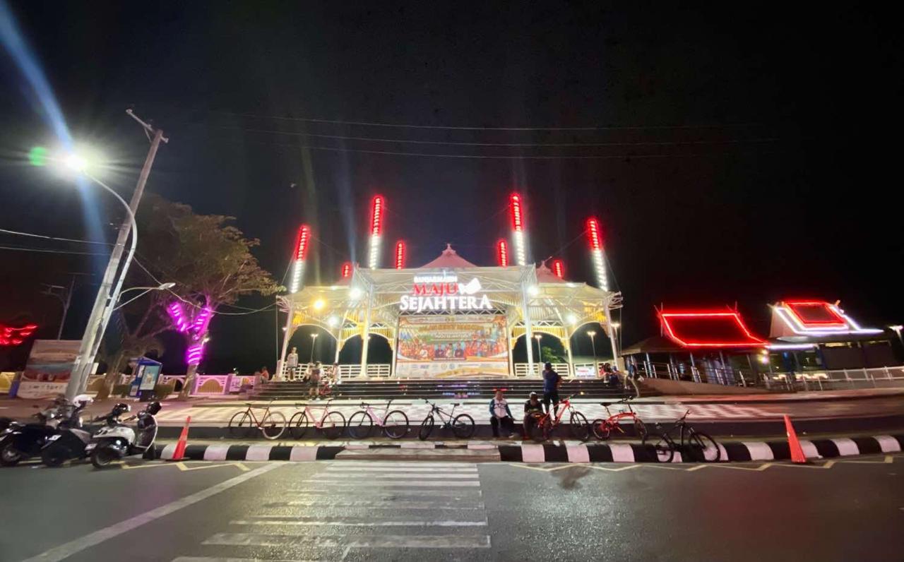 Siring Balai Kota Banjarmasin Makin Terang dengan Lampu “Banjarmasin Maju Sejahtera”