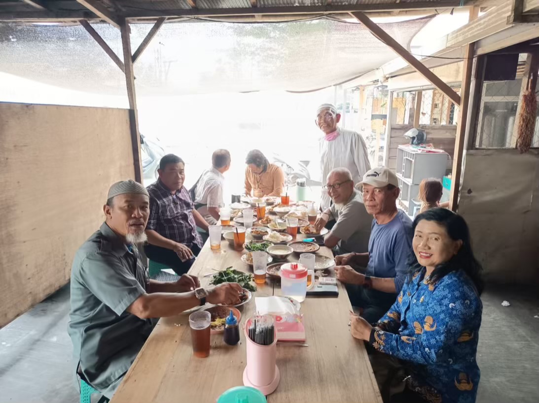 Bertugas di Palangka Raya, Ketum DPP FKPWK Rachmad Fadillah Sempatkan Reuni lawan Kawan SMP