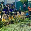 Pemko Banjarmasin Bersama TNI-Polri Bersihkan Bantaran Sungai Halayung
