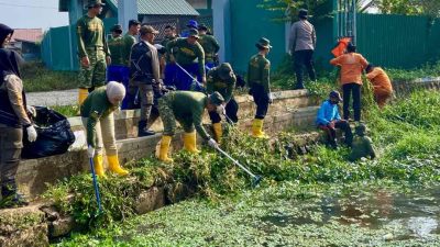 Pemko Banjarmasin Bersama TNI-Polri Bersihkan Bantaran Sungai Halayung