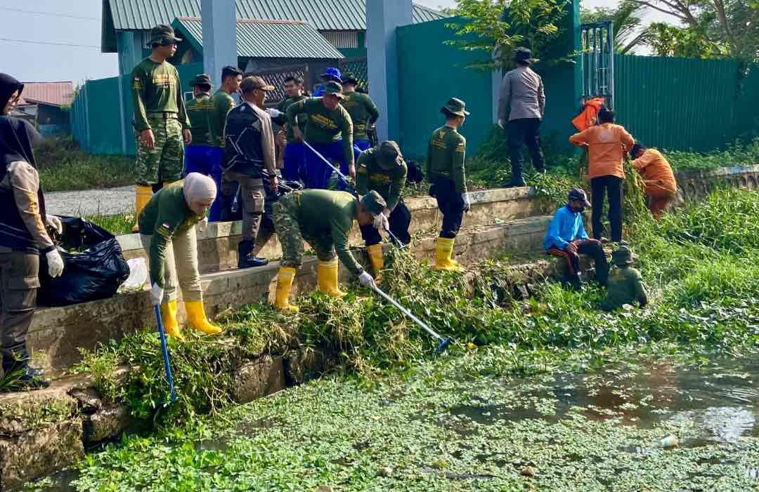 Pemko Banjarmasin Bersama TNI-Polri Bersihkan Bantaran Sungai Halayung Pemko Banjarmasin Bersama TNI-Polri Bersihkan Bantaran Sungai Halayung